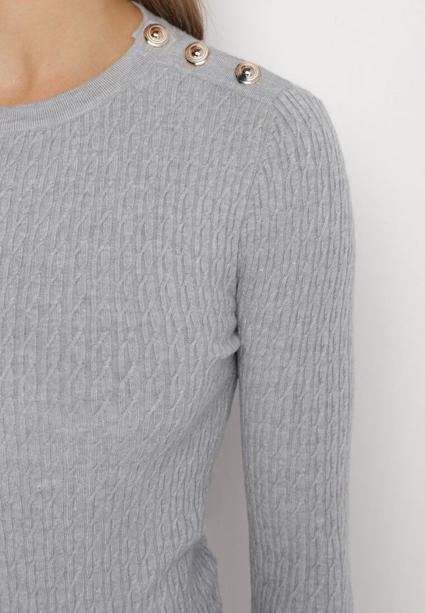 Born2be - Jasnoszary Sweter o Klasycznym Fasonie z Ozdobnymi Guzikami na Ramionach Erivias. Kolor: szary. Materiał: materiał. Sezon: zima. Styl: klasyczny