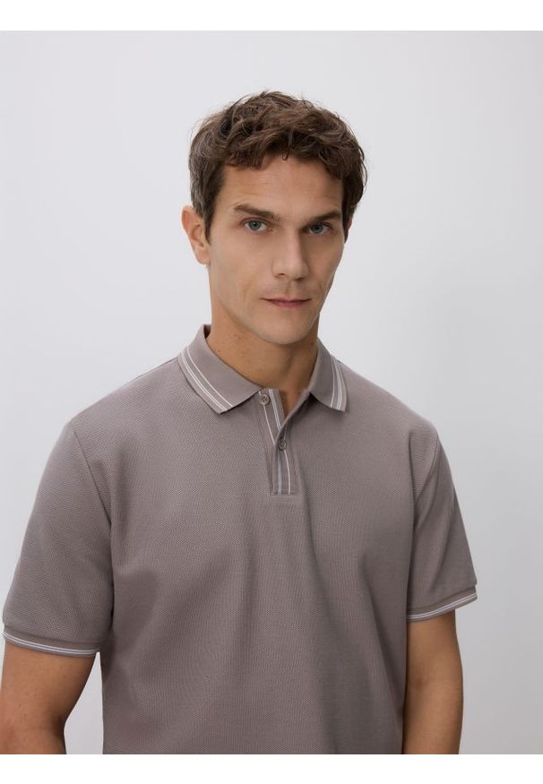 Reserved - Koszulka polo z bawełny merceryzowanej - beżowy. Typ kołnierza: polo. Kolor: beżowy. Materiał: bawełna