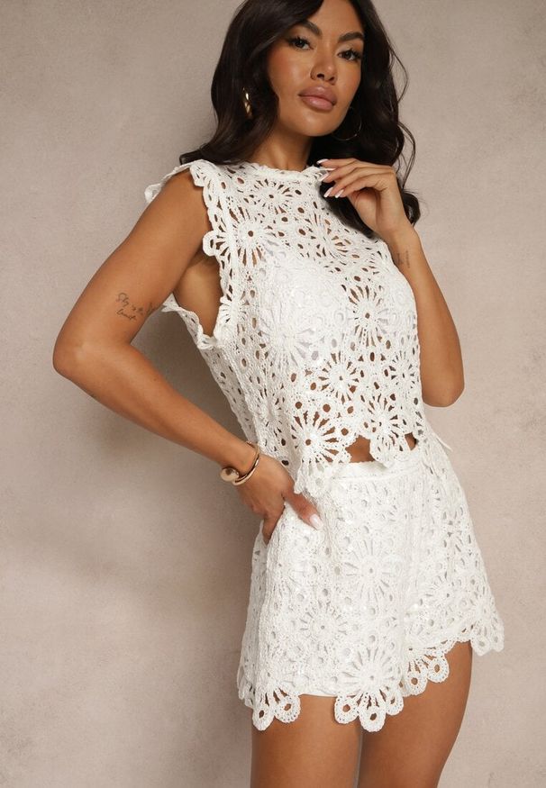 Renee - Biały Bawełniany Komplet Ażurowy Top Bez Rękawów Szorty z Gumką w Talii Rivaellina. Kolor: biały. Materiał: bawełna. Wzór: ażurowy