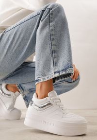 Renee - Biało-Srebrne Sneakersy VICES na Platformie Ozdobione Tłoczonym Napisem Berolla. Okazja: na co dzień. Kolor: biały. Materiał: dresówka. Wzór: aplikacja, napisy. Obcas: na platformie #1