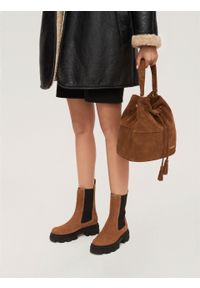 Kazar - Modne zamszowe botki typu chelsea na trepowej podeszwie. Kolor: brązowy. Materiał: zamsz. Szerokość cholewki: normalna. Wzór: moro. Styl: militarny #4