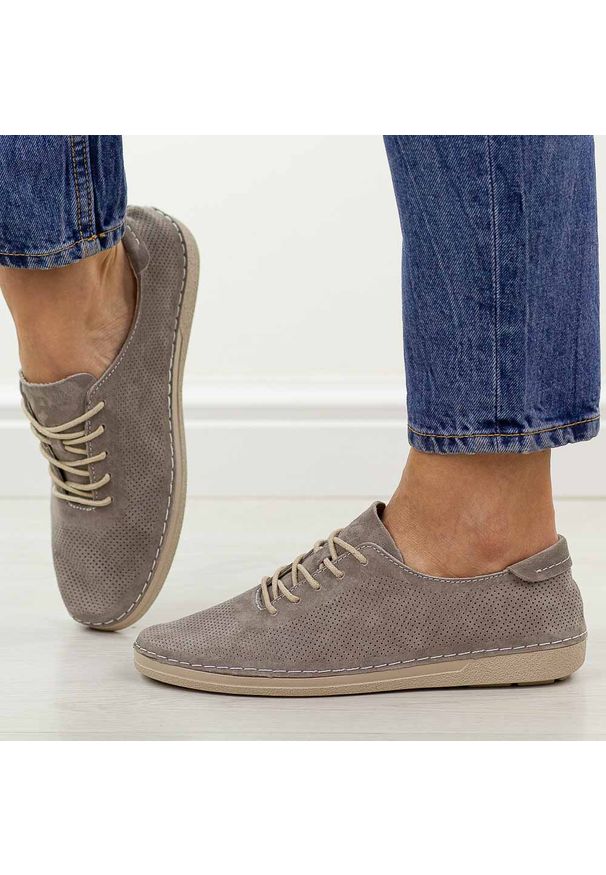 Taupe ażurowe skórzane półbuty damskie S.Barski 7080. Okazja: na co dzień. Zapięcie: sznurówki. Materiał: zamsz, skóra. Szerokość cholewki: normalna. Wzór: ażurowy. Sezon: wiosna, jesień, lato. Styl: casual, elegancki, klasyczny