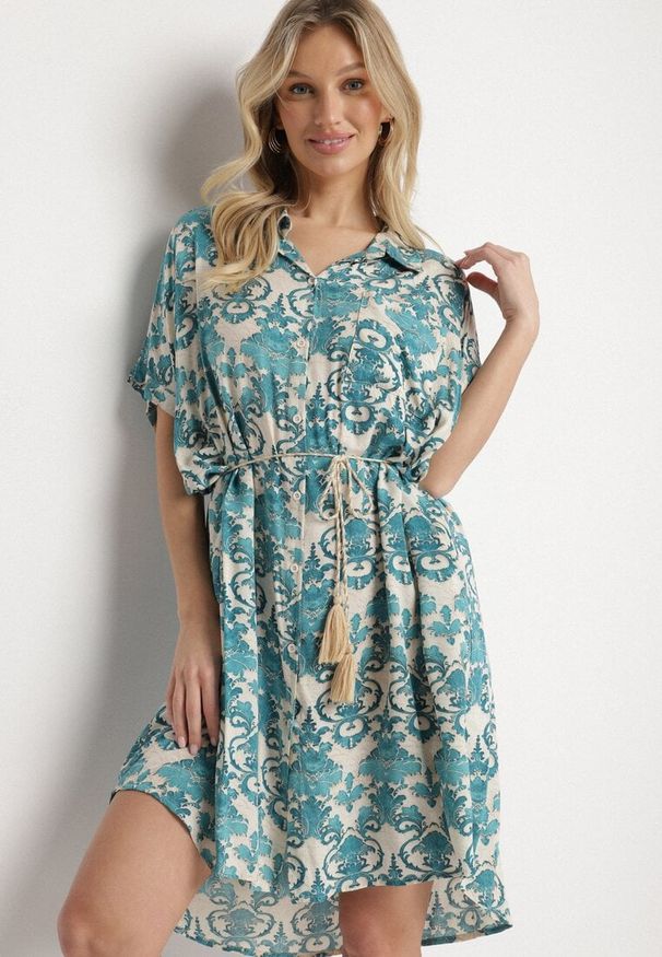 Born2be - Jasnoniebieska Pudełkowa Sukienka Koszulowa z Wiskozy w Ornamentalny Print Vanisse. Okazja: na co dzień. Kolor: niebieski. Materiał: wiskoza. Długość rękawa: krótki rękaw. Wzór: nadruk. Sezon: wiosna, lato. Typ sukienki: koszulowe. Styl: casual