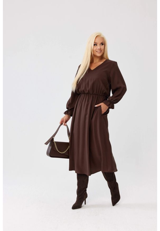 Moda Size Plus Iwanek - Klasyczna sukienka Marlen MIDI w kolorze czekoladowego brązu - z gumką w pasie i kieszeniami PLUS SIZE XXL OVERSIZE JESIEŃ. Okazja: do pracy, na co dzień. Typ kołnierza: dekolt w kształcie V. Kolekcja: plus size. Kolor: brązowy. Typ sukienki: oversize, dla puszystych. Materiał: lyocell, tkanina, skóra. Długość rękawa: długi rękaw. Sezon: jesień. Styl: klasyczny. Długość: midi