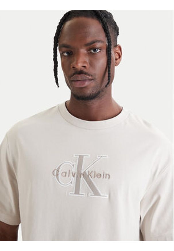 Calvin Klein Jeans T-Shirt LV04RF819G Beżowy Regular Fit. Kolor: beżowy. Materiał: bawełna