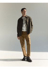 Reserved - Spodnie cargo z paskiem - brązowy. Kolor: brązowy. Materiał: tkanina, bawełna #1