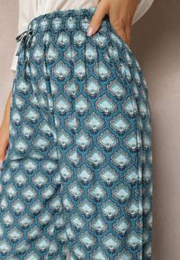 Renee - Niebieskie Szerokie Spodnie z Gumką w Talii z Wiskozy w Mozaikowy Print Wavelette. Okazja: na co dzień. Stan: podwyższony. Kolor: niebieski. Materiał: wiskoza. Wzór: nadruk. Styl: casual, elegancki #4