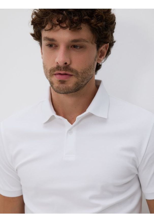 Reserved - Polo slim z bawełny pima - złamana biel. Typ kołnierza: polo. Materiał: bawełna