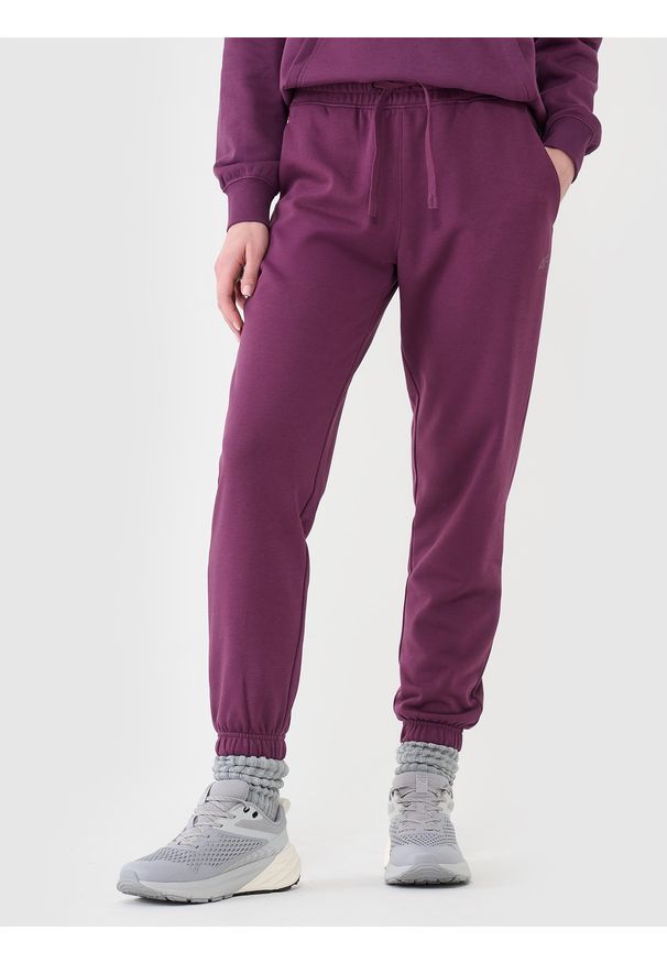 4f - 4F Spodnie dresowe joggery damskie - fioletowe XS. Kolor: fioletowy. Materiał: dresówka. Wzór: ze splotem, gładki