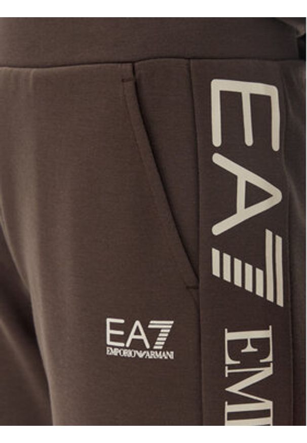 EA7 Emporio Armani Dres 7W000116 AF10443 U6139 Brązowy Regular Fit. Kolor: brązowy. Materiał: syntetyk