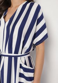 Born2be - Niebieska Sukienka z Wiskozą i Paskiem w Paski Nerire. Okazja: na co dzień. Kolor: niebieski. Materiał: wiskoza. Wzór: paski. Styl: klasyczny, elegancki, casual