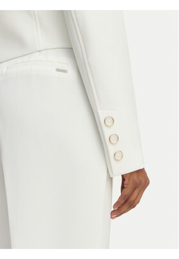 Guess Marynarka W6GN03 W1742 Biały Regular Fit. Kolor: biały. Materiał: syntetyk