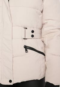 Born2be - Jasnobeżowa Pikowana Kurtka z Odpinanym Futerkiem i Kapturem Ozdobiona Paskiem Vortiona. Okazja: na co dzień. Kolor: beżowy. Materiał: futro. Wzór: aplikacja. Styl: casual, elegancki #2