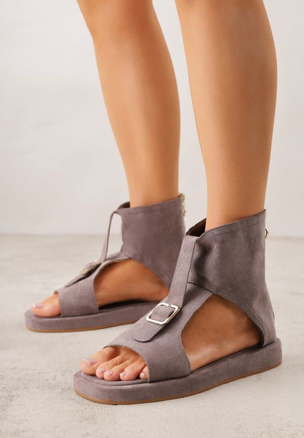 Renee - Szare Sandały Typu Botki Ozdobione Metaliczną Klamrą z Przodu Adrasaia. Zapięcie: klamry. Kolor: szary. Wzór: aplikacja. Sezon: lato