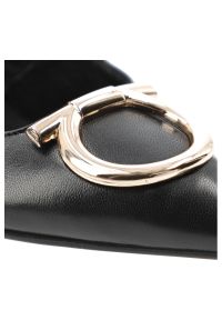 CheBello - Czółenka damskie Chebello, cholewka ze skóry naturalnej z odkrytą piętą i smukłym noskiem ozdobione metaliczną klamrą osadzone na cienkim obcasie pod. Zapięcie: klamry. Kolor: czarny. Materiał: skóra. Szerokość cholewki: normalna. Wzór: aplikacja. Obcas: na obcasie. Styl: elegancki, klasyczny. Wysokość obcasa: średni #5