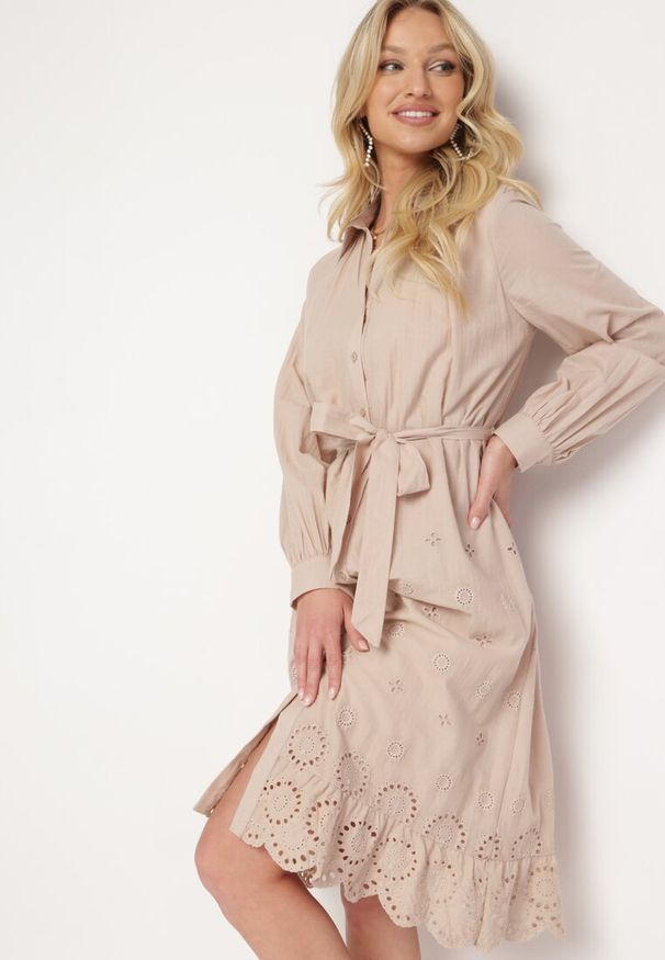 Born2be - Beżowa Koszulowa Sukienka z Bawełny Zapinana na Guziki z Materiałowym Paskiem i Koronką Uzilara. Kolor: beżowy. Materiał: koronka, bawełna, materiał. Długość rękawa: długi rękaw. Wzór: koronka. Typ sukienki: koszulowe. Styl: klasyczny