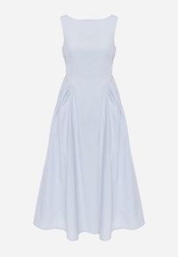 Renee - Jasnoniebieska Rozkloszowana Sukienka Koktajlowa z Bawełny z Dekoltem Łódką i Kieszeniami Fanilra. Okazja: na studniówkę, na ślub cywilny, na wesele. Typ kołnierza: dekolt w łódkę. Kolor: niebieski. Materiał: bawełna. Styl: wizytowy #3