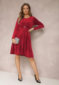 Renee - Bordowa Plisowana Sukienka Welurowa z Paskiem Laceri. Kolor: czerwony. Materiał: welur. Wzór: aplikacja. Styl: elegancki. Długość: midi #3