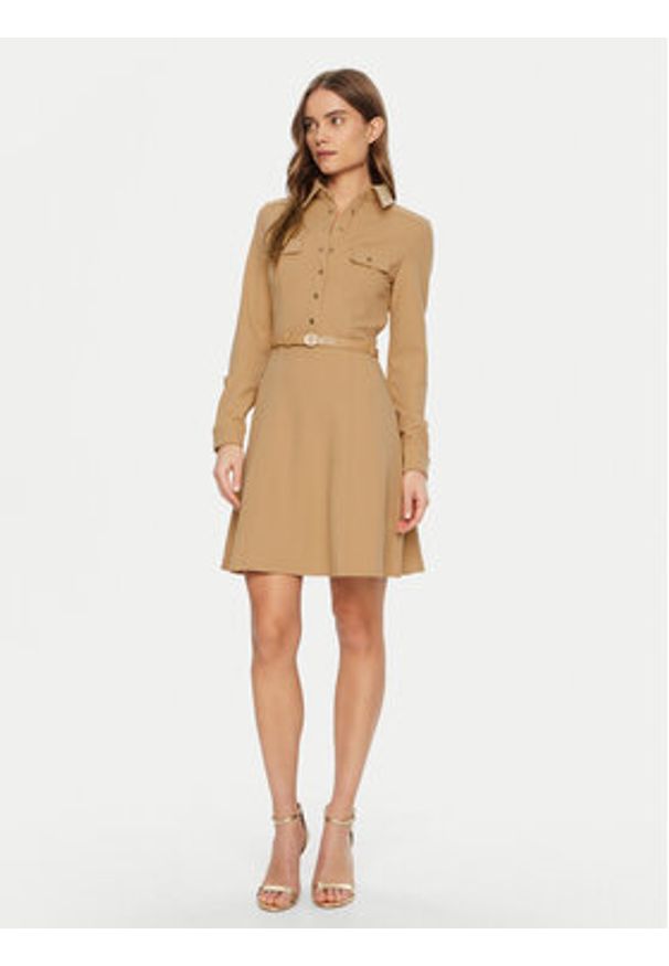 Guess Sukienka codzienna W5RK93 KCBO2 Beżowy Regular Fit. Okazja: na co dzień. Kolor: beżowy. Materiał: syntetyk. Typ sukienki: proste. Styl: casual
