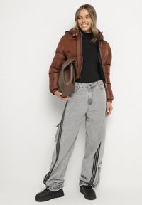 Born2be - Brązowa Kurtka Pikowana o Krótkim Fasonie z Kapturem Tinthella. Okazja: na co dzień, na spacer. Typ kołnierza: kaptur. Kolor: brązowy. Materiał: jeans. Długość: krótkie. Wzór: aplikacja. Styl: casual, elegancki #6