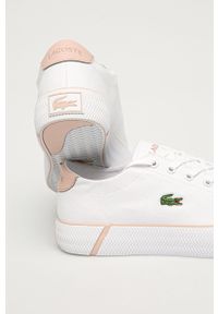 Lacoste Tenisówki damskie kolor biały. Nosek buta: okrągły. Zapięcie: sznurówki. Kolor: biały. Materiał: guma