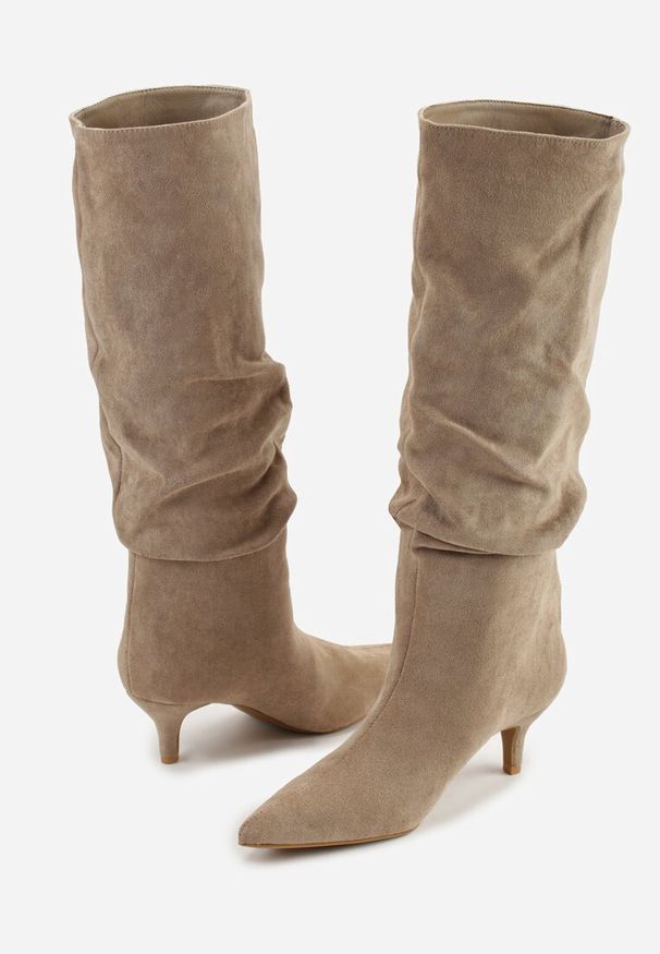 Renee - Ciemnobeżowe Kozaki na Kaczuszce z Marszczoną Cholewką Alavitte. Okazja: na co dzień, na imprezę. Zapięcie: bez zapięcia. Kolor: beżowy. Szerokość cholewki: normalna. Wzór: aplikacja. Materiał: skóra. Obcas: na szpilce. Styl: casual, elegancki. Wysokość obcasa: średni