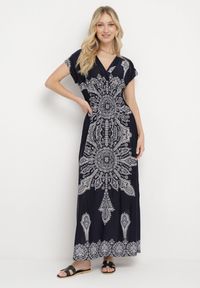 Born2be - Granatowa Sukienka w Ornamentalny Wzór z Kopertowym Dekoltem i Gumką w Talii Elasevia. Typ kołnierza: dekolt kopertowy. Kolor: niebieski. Długość rękawa: krótki rękaw. Typ sukienki: kopertowe #2