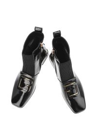 Czarne Botki S.Barski Stylowe Buty Damskie Z Broszką. Zapięcie: klamry. Kolor: czarny. Materiał: lakier, skóra. Sezon: zima, jesień. Obcas: na obcasie. Styl: elegancki. Wysokość obcasa: średni #7