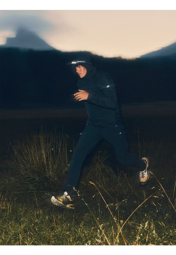 4f - 4F Kurtka trekkingowa z wypełnieniem Primaloft Silver męska - czarna XL. Kolor: czarny. Materiał: tkanina, materiał. Technologia: Primaloft. Sport: wspinaczka, turystyka piesza