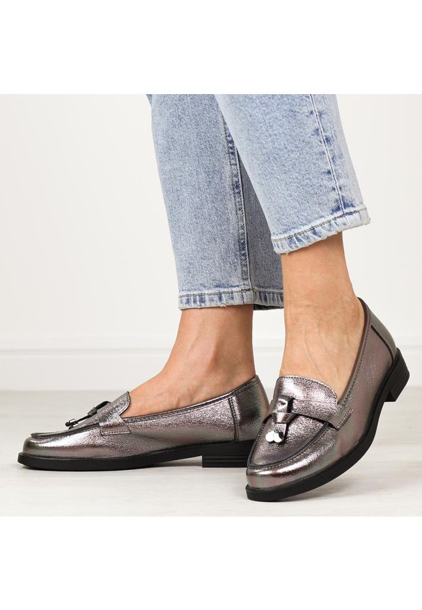 POTOCKI - Srebrne pewter mokasyny damskie Potocki 12369. Nosek buta: okrągły. Kolor: srebrny. Szerokość cholewki: normalna. Wzór: aplikacja. Materiał: skóra. Sezon: wiosna, jesień, lato. Obcas: na obcasie. Styl: elegancki, klasyczny. Wysokość obcasa: średni