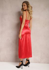 Renee - Czerwona Sukienka Midi na Ramiączkach z Marszczeniem Rolina. Kolor: czerwony. Długość rękawa: na ramiączkach. Wzór: aplikacja. Długość: midi