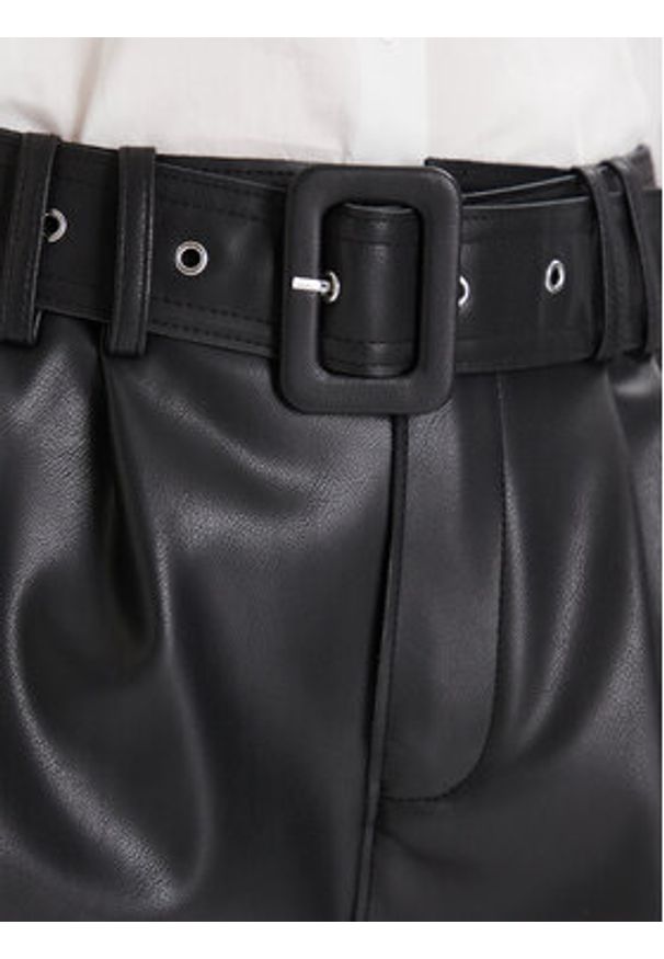 Morgan Szorty z imitacji skóry 242-SHOANE Czarny Slim Fit. Kolor: czarny. Materiał: skóra