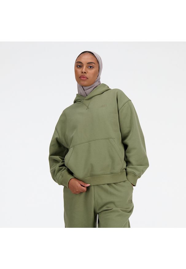 Bluza damska New Balance WT41537DEK – zielona. Okazja: na co dzień. Kolor: zielony. Materiał: bawełna, prążkowany, dresówka. Wzór: ze splotem. Styl: klasyczny, casual
