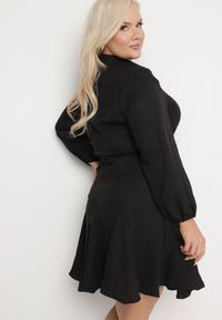 Born2be - Czarna Rozkloszowana Sukienka Koszulowa z Falbanami i Wiązanym Paskiem Hommea. Okazja: na co dzień. Kolekcja: plus size. Kolor: czarny. Długość rękawa: długi rękaw. Typ sukienki: koszulowe. Styl: klasyczny, casual, elegancki