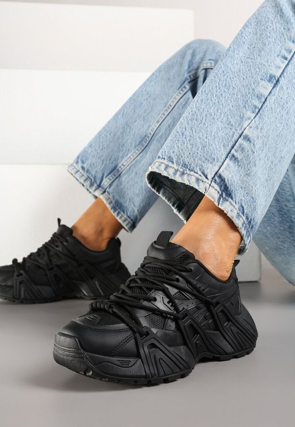 Renee - Czarne Sneakersy Ozdobione Tłoczonym Wzorem Sanalitia. Okazja: na co dzień. Kolor: czarny. Materiał: jeans, skóra. Wzór: aplikacja