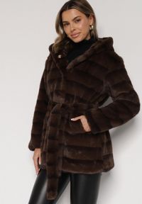 Born2be - Brązowa Futrzana Kurtka z Nieodpinanym Kapturem i Paskiem Zetova. Okazja: na co dzień. Kolor: brązowy. Materiał: futro. Styl: klasyczny, casual, elegancki #1