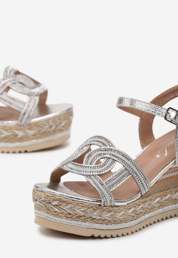 Renee - Srebrne Sandały Boho na Plecionym Koturnie z Platformą Bovina. Kolor: srebrny. Materiał: jeans. Wzór: aplikacja, ażurowy. Obcas: na koturnie. Styl: boho