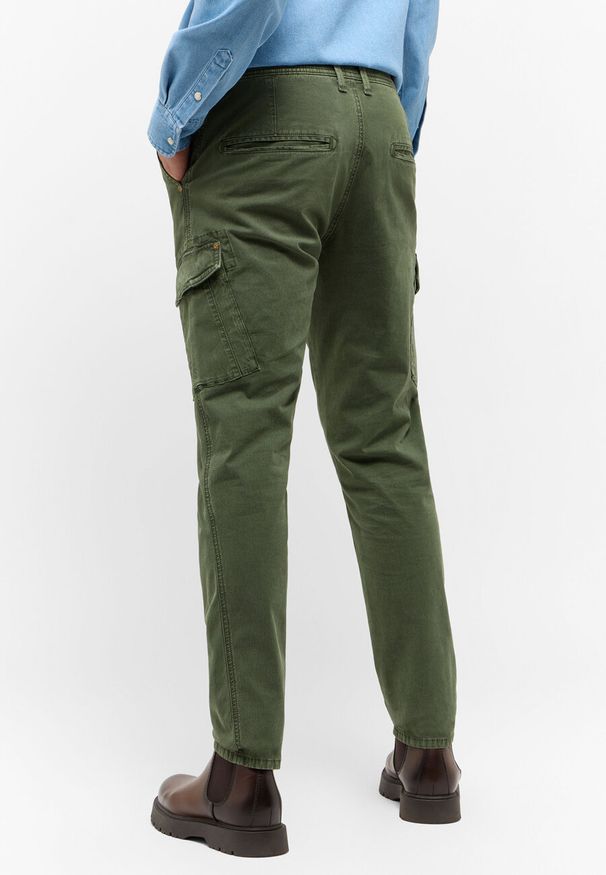 Mustang - MUSTANG DAYTONA CARGO MĘSKIE SPODNIE MATERIAŁOWE MATERIAŁ RIFLE GREEN 1015776 6514. Materiał: materiał