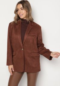 Born2be - Brązowa Pudełkowa Marynarka Jednorzędowa Stylizowana na Zamszową Zenitta. Okazja: na co dzień. Kolor: brązowy. Materiał: zamsz. Styl: klasyczny, casual #5