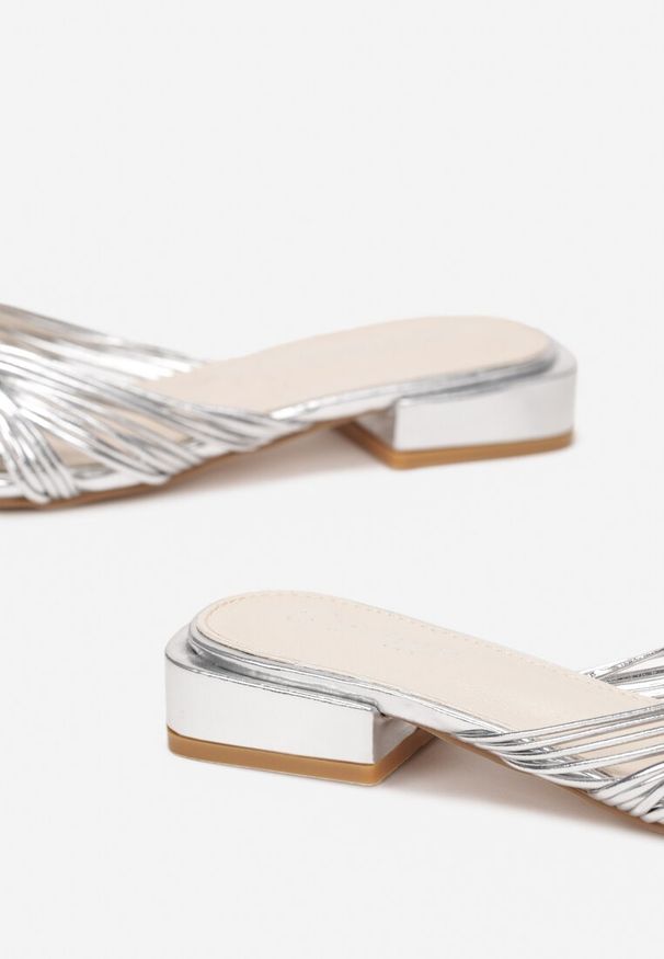 Born2be - Srebrne Klapki na Płaskim Obcasie ze Splątanymi Paskami Melani. Okazja: na co dzień. Kolor: srebrny. Obcas: na obcasie. Styl: elegancki, casual. Wysokość obcasa: niski