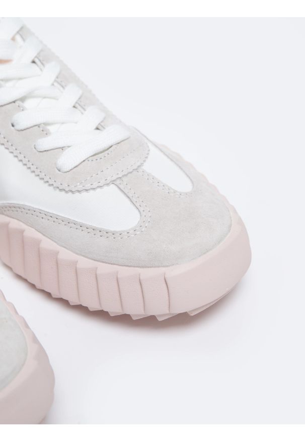 Big-Star - Sneakersy damskie ze skóry ekologicznej z różowymi wstawkami NN274868 101. Okazja: na co dzień, na spacer. Zapięcie: sznurówki. Kolor: biały. Materiał: skóra ekologiczna. Szerokość cholewki: normalna. Sport: turystyka piesza, fitness