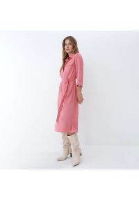 Mohito - Szmizjerka midi Eco Aware - Różowy. Kolor: różowy. Typ sukienki: szmizjerki. Długość: midi