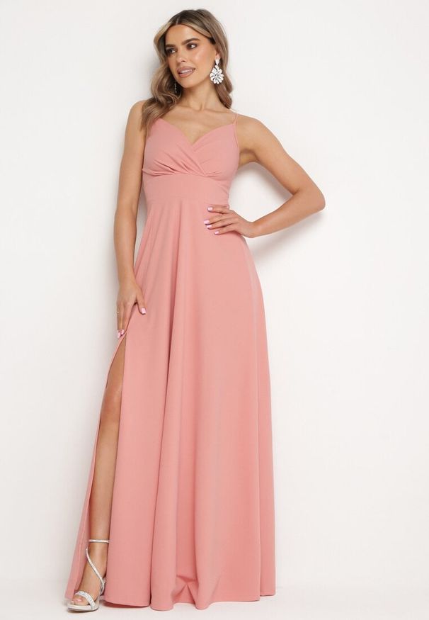 Born2be - Ciemnoróżowa Rozkloszowana Klasyczna Sukienka z Kopertowym Dekoltem na Cienkich Ramiączkach z Rozcięciem Vinelia. Typ kołnierza: dekolt kopertowy. Kolekcja: dla wysokich. Kolor: różowy. Długość rękawa: na ramiączkach. Typ sukienki: kopertowe. Styl: klasyczny. Długość: maxi