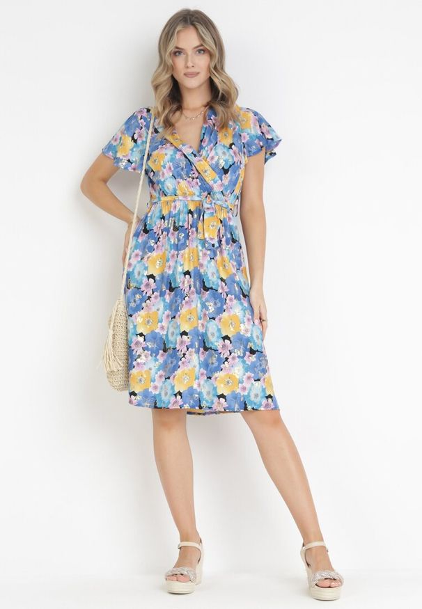 Born2be - Niebiesko-Żółta Rozkloszowana Sukienka z Metaliczną Nitką i Wiązanym Paskiem Noldan. Kolor: niebieski. Materiał: tkanina, materiał, wiskoza. Wzór: kwiaty
