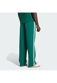 Adidas - adidas Spodnie dresowe adicolor Spacer Track KD4088 Zielony Baggy Fit. Kolor: zielony. Materiał: bawełna. Sport: turystyka piesza #2
