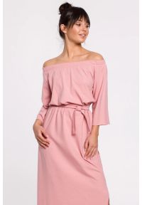 BeWear - Długa sukienka hiszpanka na lato bawełna pudrowy róż. Okazja: na plażę, na imprezę. Typ kołnierza: dekolt hiszpanka. Kolor: różowy. Materiał: bawełna. Sezon: lato. Długość: maxi #2
