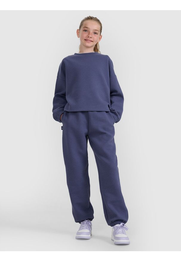 4f - 4F Bluza dresowa nierozpinana bez kaptura dziewczęca - granatowa 128 (7-8 lat). Okazja: na spacer, na co dzień, na uczelnię. Typ kołnierza: bez kaptura. Kolor: niebieski. Materiał: dresówka. Sezon: lato. Styl: casual, klasyczny