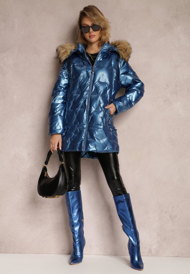 Renee - Niebieska Kurtka Metaliczna z Futrzanym Kapturem Kajol. Okazja: na co dzień, na spacer. Kolor: niebieski. Materiał: futro. Sezon: zima, jesień. Styl: elegancki, casual