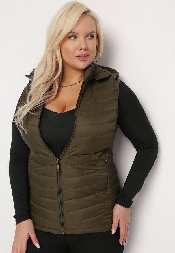 Born2be - Ciemnozielona Pikowana Kamizelka na Suwak z Kapturem i Kieszeniami Faporga. Typ kołnierza: kaptur. Kolor: zielony