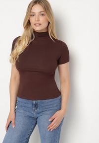 Born2be - Brązowy Dopasowany T-shirt z Wiskozy z Golfem Isovera. Okazja: na spotkanie biznesowe, do pracy. Typ kołnierza: golf. Kolor: brązowy. Materiał: wiskoza. Długość rękawa: krótki rękaw. Długość: krótkie. Wzór: aplikacja. Styl: biznesowy, elegancki